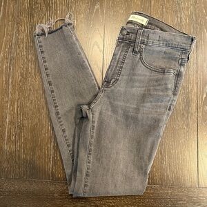 Madewell Women's 9” High Rise Skinny Distressed Black‎ Raw Hem Jeans